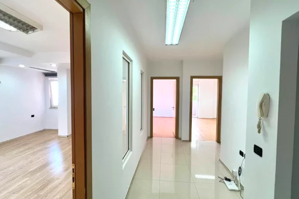 Me Qera: Zyre Moderne me 3 Ambiente Pune Sheshi Wilson (Prane Postes 8) - Kt.3 - 750Euro/Muaj - S.110m2