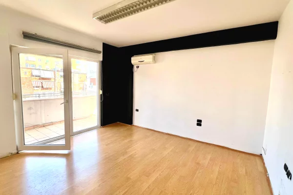 Me Qera: Zyre Moderne me 3 Ambiente Pune Sheshi Wilson (Prane Postes 8) - Kt.3 - 750Euro/Muaj - S.110m2