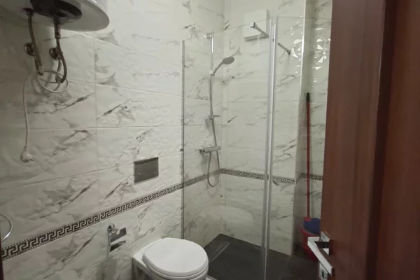 Shtepi me qera Apartament ne Tirane, 1+1, Mobilimi E mobiluar, Pagesa 50,000  Leke.