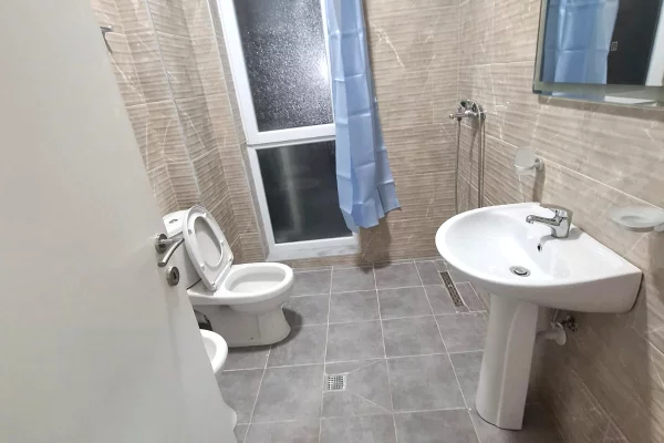 Shtepi me qera Apartament ne Tirane, 2+1, Mobilimi E mobiluar, Pagesa 50,000  Leke.