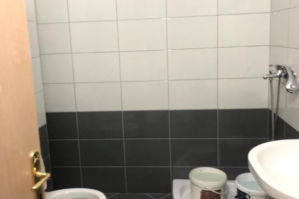 Shtepi me qera Apartament ne Tirane, 2+1, Mobilimi Bosh, pa mobiluar, Pagesa 43,000  Leke.