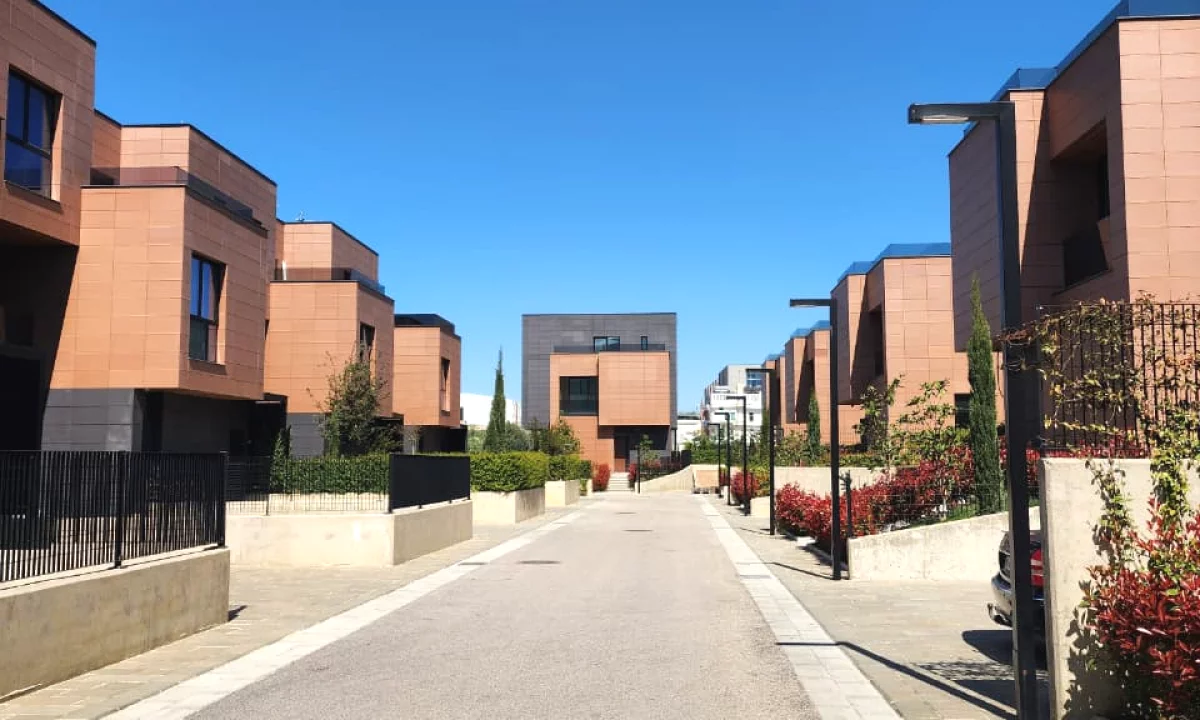 Shtepi ne shitje Vila Luksoze ne Tirane, 3+1, Mobilimi Bosh, pa mobiluar, Pagesa 780,000  Euro.