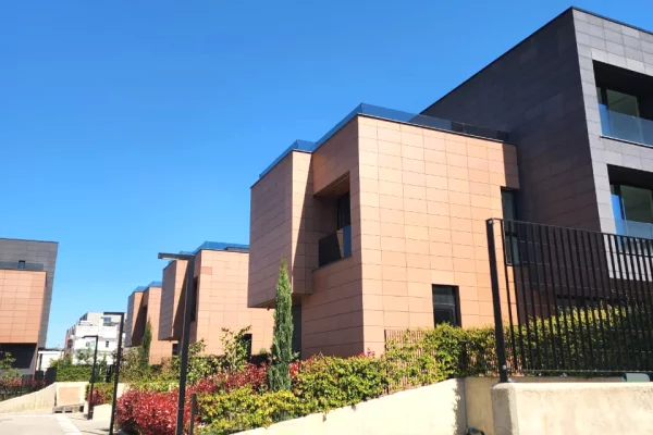 Shtepi ne shitje Vila Luksoze ne Tirane, 3+1, Mobilimi Bosh, pa mobiluar, Pagesa 780,000  Euro.