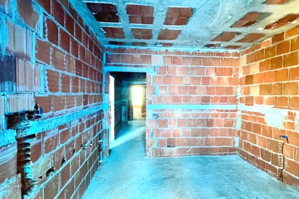 Shtepi ne shitje Apartament ne Tirane, 1+1, Mobilimi Bosh, pa mobiluar, Pagesa 80,600  Euro.