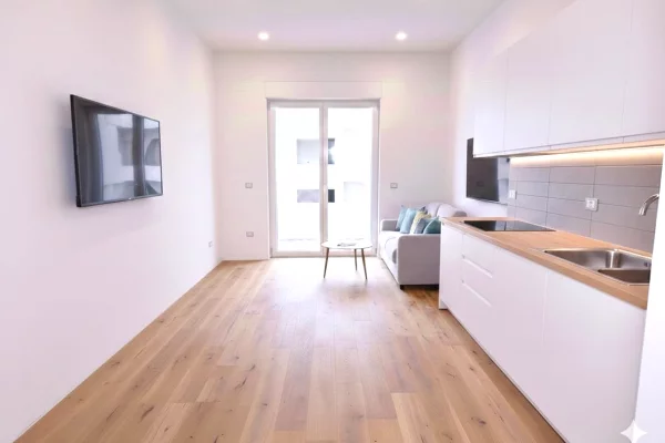 Shtepi ne shitje Apartament ne Durres, Garsoniere, Mobilimi Bosh, pa mobiluar, Pagesa 54,000  Euro.