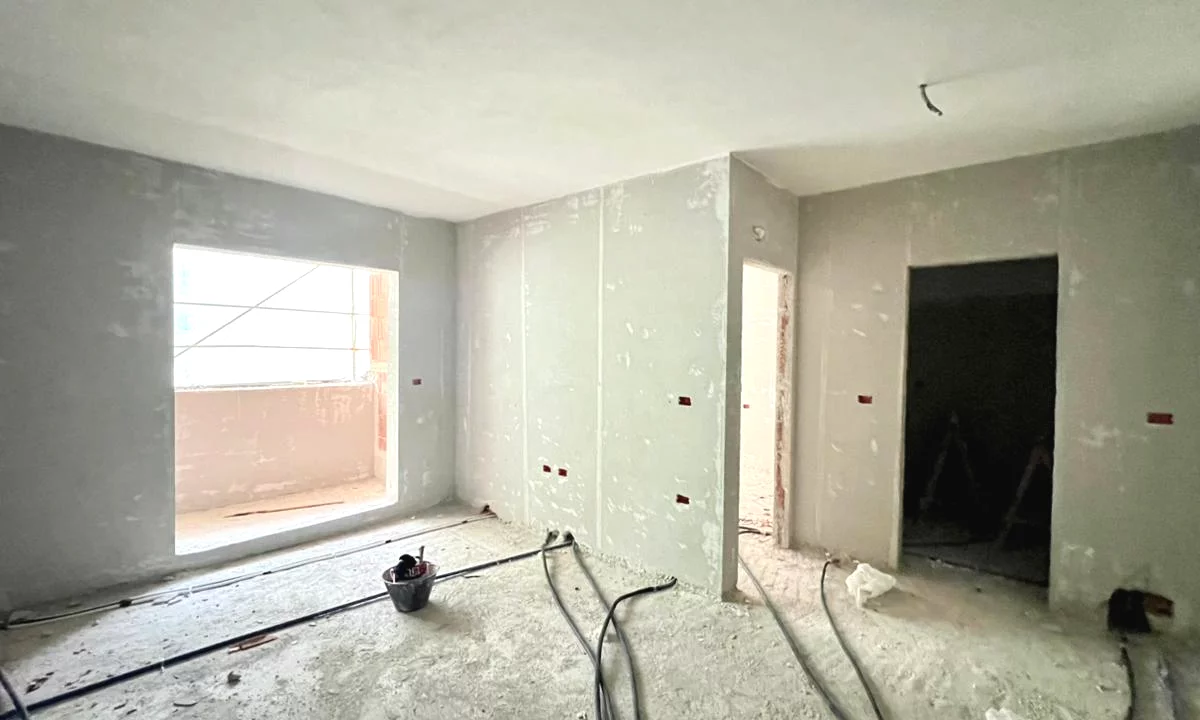 Shtepi ne shitje Apartament ne Tirane, 1+1, Mobilimi Bosh, pa mobiluar, Pagesa 84,000  Euro.