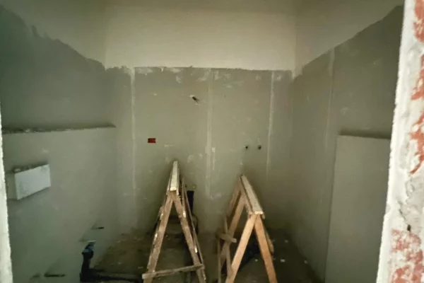 Shtepi ne shitje Apartament ne Tirane, 1+1, Mobilimi Bosh, pa mobiluar, Pagesa 84,000  Euro.