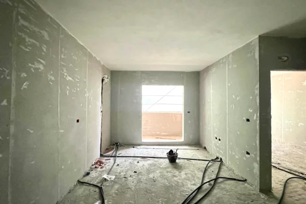 Shtepi ne shitje Apartament ne Tirane, 1+1, Mobilimi Bosh, pa mobiluar, Pagesa 84,000  Euro.