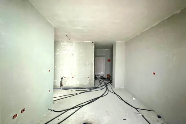 Shtepi ne shitje Apartament ne Tirane, 1+1, Mobilimi Bosh, pa mobiluar, Pagesa 84,000  Euro.