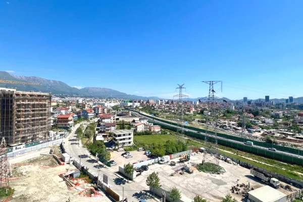 Shtepi ne shitje Penthose(kati i fundit panoramik) ne Tirane, 3+1, Mobilimi Bosh, pa mobiluar, Pagesa 185,000  Euro.