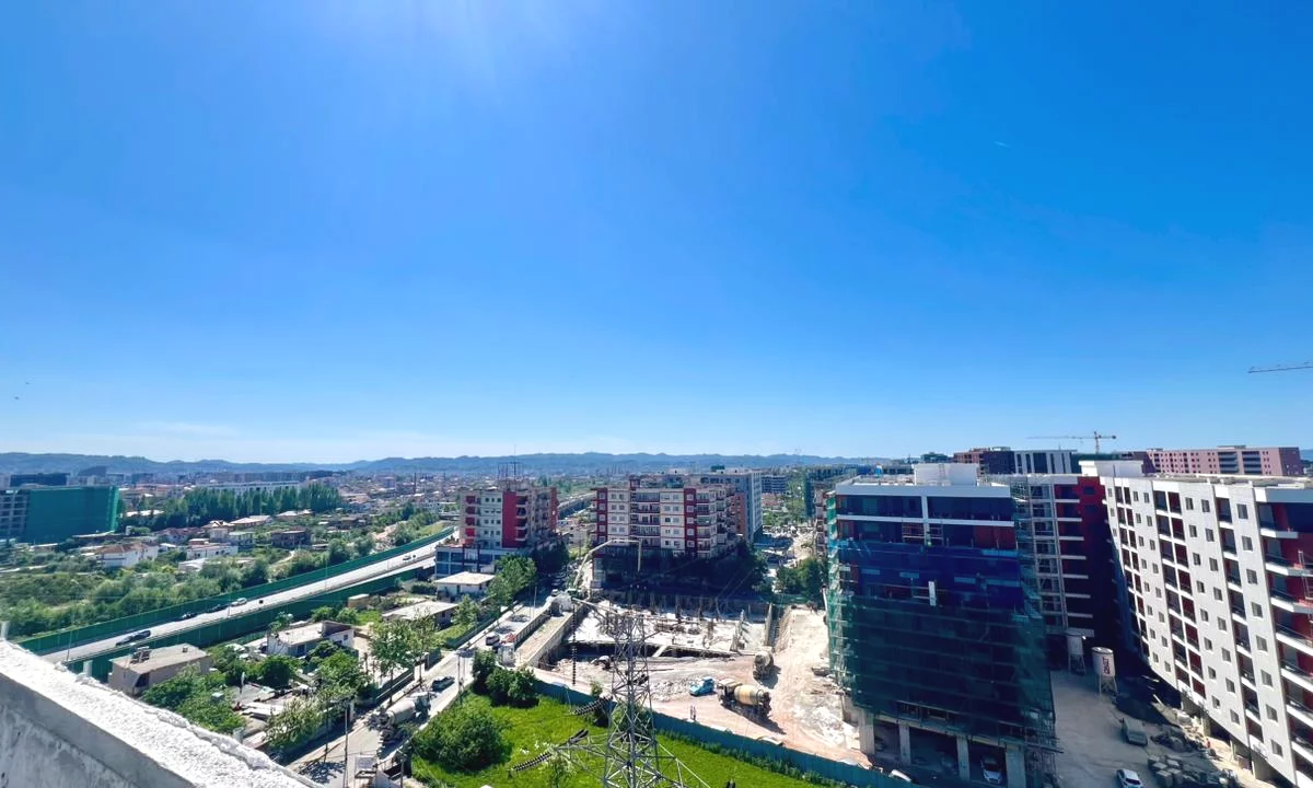 Shtepi ne shitje Penthose(kati i fundit panoramik) ne Tirane, 3+1, Mobilimi Bosh, pa mobiluar, Pagesa 185,000  Euro.