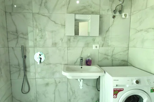 Shtepi ne shitje Apartament ne Tirane, Garsoniere, Mobilimi E mobiluar, Pagesa 67,000  Euro.