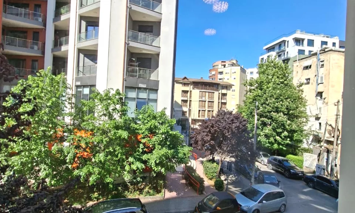 🏠 Me Qera Amb. 75m2 (📍Rr. Kosovareve / Hotel Dinasty )🔥Super vendndodhje || ✨️ 850Euro Neto / Muaj 