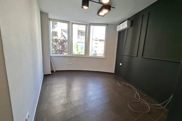 🏠 Me Qera Amb. 75m2 (📍Rr. Kosovareve / Hotel Dinasty )🔥Super vendndodhje || ✨️ 850Euro Neto / Muaj 