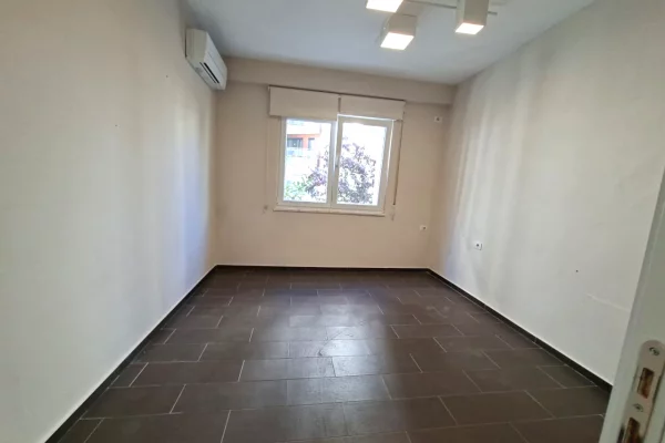 🏠 Me Qera Amb. 75m2 (📍Rr. Kosovareve / Hotel Dinasty )🔥Super vendndodhje || ✨️ 850Euro Neto / Muaj 