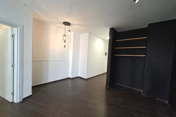 🏠 Me Qera Amb. 75m2 (📍Rr. Kosovareve / Hotel Dinasty )🔥Super vendndodhje || ✨️ 850Euro Neto / Muaj 