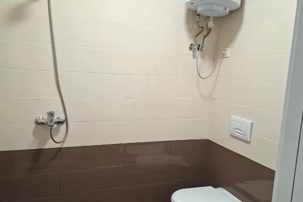 🏠 Me Qera Amb. 75m2 (📍Rr. Kosovareve / Hotel Dinasty )🔥Super vendndodhje || ✨️ 850Euro Neto / Muaj 