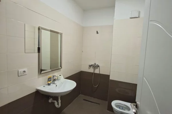 🏠 Me Qera Amb. 75m2 (📍Rr. Kosovareve / Hotel Dinasty )🔥Super vendndodhje || ✨️ 850Euro Neto / Muaj 