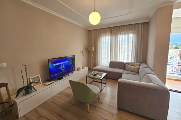 Shtepi me qera Penthose(kati i fundit panoramik) ne Tirane, 2+1, Mobilimi E mobiluar, Pagesa 1,500  Euro.