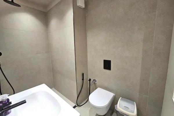 Shtepi me qera Penthose(kati i fundit panoramik) ne Tirane, 2+1, Mobilimi E mobiluar, Pagesa 1,500  Euro.