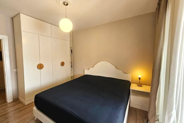 Shtepi me qera Penthose(kati i fundit panoramik) ne Tirane, 2+1, Mobilimi E mobiluar, Pagesa 1,500  Euro.