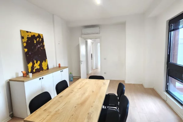 Ambient biznesi me qera 3+1 ne Tirane - 1,000 Euro