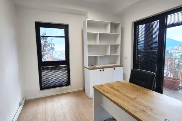 Me Qira Ultra Zyre 124m2(📍Garden Building)ndare 3 ambiente pune KATI 7(Pamje Panoramike)1000Euro/Muaj