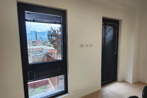 Me Qira Ultra Zyre 124m2(📍Garden Building)ndare 3 ambiente pune KATI 7(Pamje Panoramike)1000Euro/Muaj