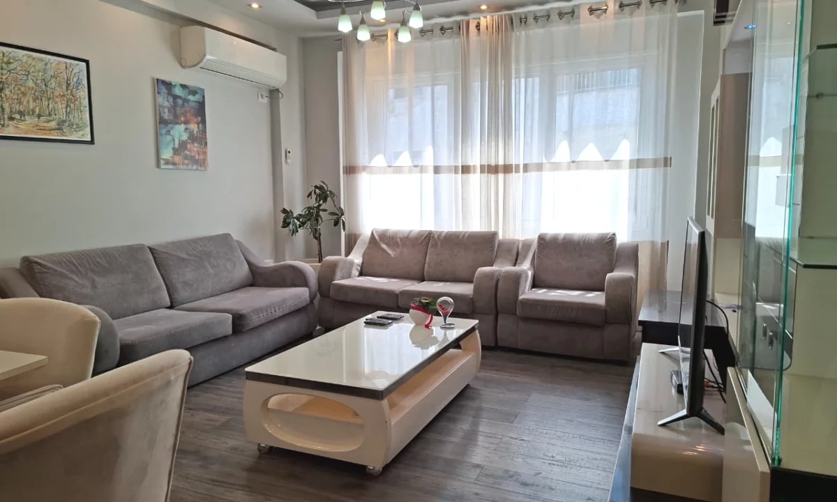 Shtepi ne shitje Apartament ne Tirane, 2+1, Mobilimi E mobiluar, Pagesa 258,000  Euro.