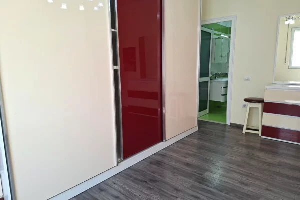 Shtepi ne shitje Apartament ne Tirane, 2+1, Mobilimi E mobiluar, Pagesa 258,000  Euro.