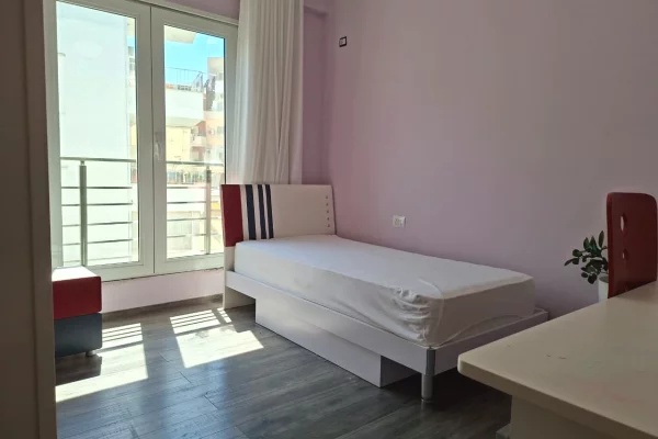 Shtepi ne shitje Apartament ne Tirane, 2+1, Mobilimi E mobiluar, Pagesa 258,000  Euro.