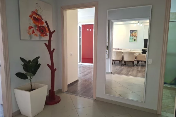 Shtepi ne shitje Apartament ne Tirane, 2+1, Mobilimi E mobiluar, Pagesa 258,000  Euro.