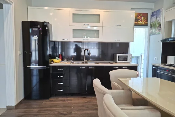 Shtepi ne shitje Apartament ne Tirane, 2+1, Mobilimi E mobiluar, Pagesa 258,000  Euro.