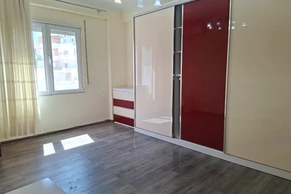 Shtepi ne shitje Apartament ne Tirane, 2+1, Mobilimi E mobiluar, Pagesa 258,000  Euro.