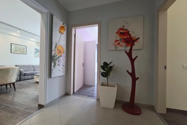 Shtepi ne shitje Apartament ne Tirane, 2+1, Mobilimi E mobiluar, Pagesa 258,000  Euro.