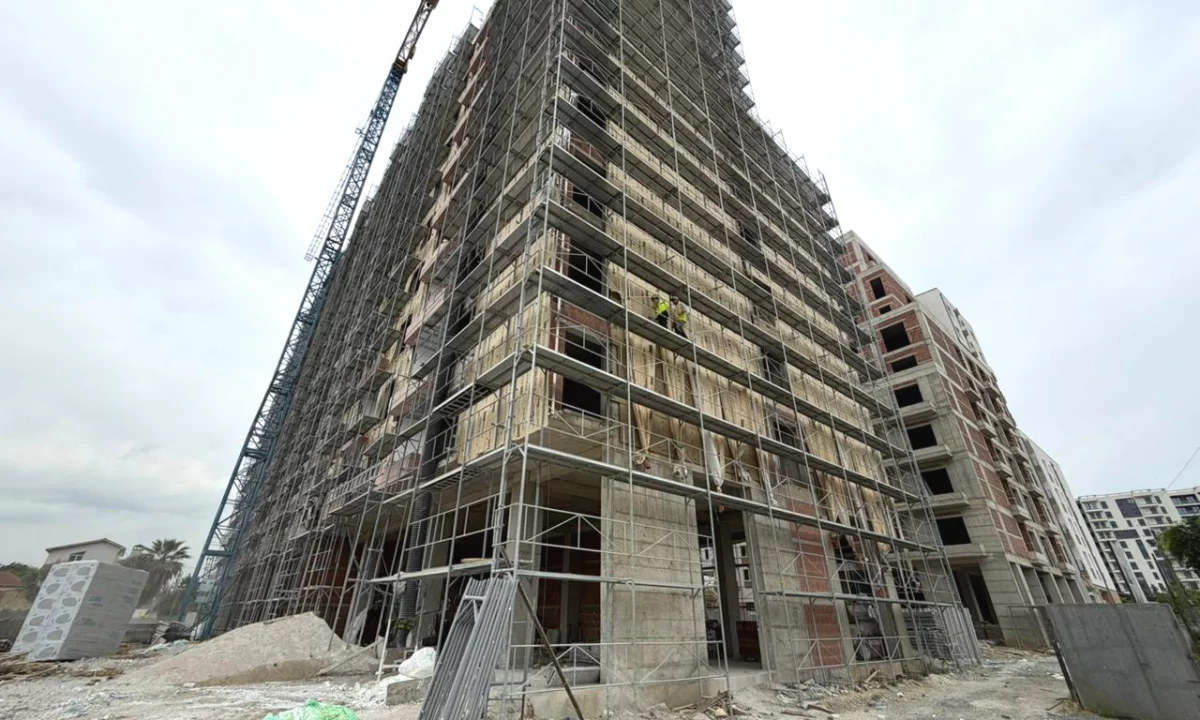 Shtepi ne shitje Apartament ne Tirane, 1+1, Mobilimi Bosh, pa mobiluar, Pagesa 145,000  Euro.