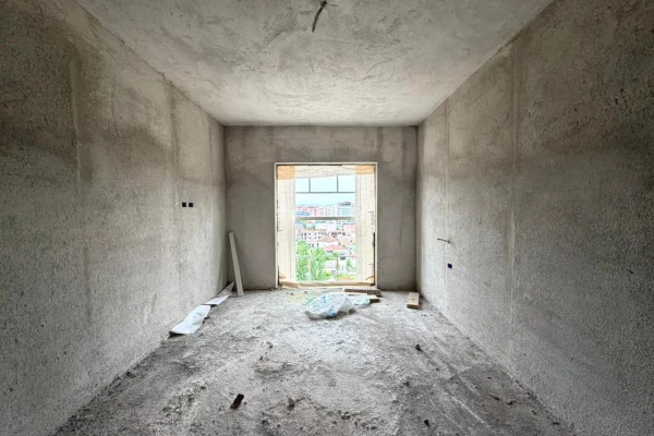 Shtepi ne shitje Apartament ne Tirane, 1+1, Mobilimi Bosh, pa mobiluar, Pagesa 145,000  Euro.