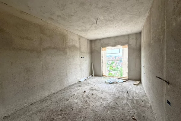 Shtepi ne shitje Apartament ne Tirane, 1+1, Mobilimi Bosh, pa mobiluar, Pagesa 145,000  Euro.