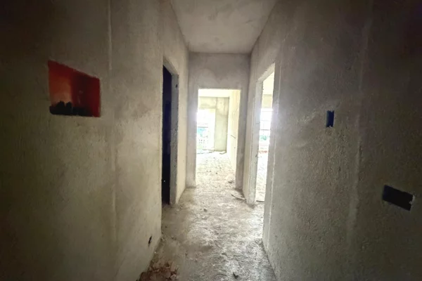 Shtepi ne shitje Apartament ne Tirane, 1+1, Mobilimi Bosh, pa mobiluar, Pagesa 145,000  Euro.