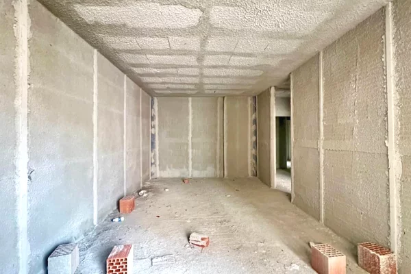 Shtepi ne shitje Apartament ne Tirane, 1+1, Mobilimi Bosh, pa mobiluar, Pagesa 135,000  Euro.