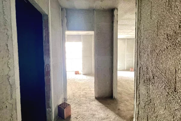 Shtepi ne shitje Apartament ne Tirane, 1+1, Mobilimi Bosh, pa mobiluar, Pagesa 135,000  Euro.