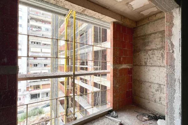 Shtepi ne shitje Apartament ne Tirane, 1+1, Mobilimi Bosh, pa mobiluar, Pagesa 135,000  Euro.