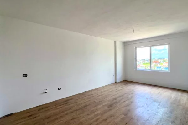 Shtepi ne shitje Apartament ne Tirane, 2+1, Mobilimi Bosh, pa mobiluar, Pagesa 102,000  Euro.