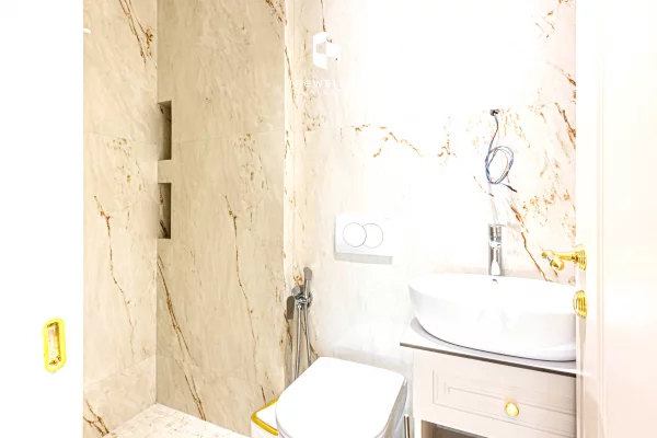 Me Qera: Zyre Luxury. 2+1+2wc +1 P. Parkimi - 93m2 - Kt.1 (Liqeni Thate - Radisson)🔥 1250Euro/Muaj 💶💶