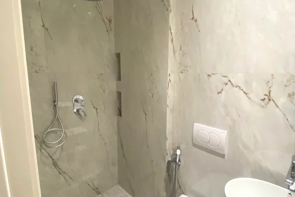 Me Qera: Zyre Luxury. 2+1+2wc +1 P. Parkimi - 93m2 - Kt.1 (Liqeni Thate - Radisson)🔥1600Euro/Muaj 💶💶