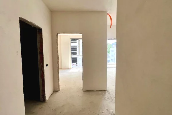 Shtepi ne shitje Apartament ne Tirane, 1+1, Mobilimi Bosh, pa mobiluar, Pagesa 160,000  Euro.