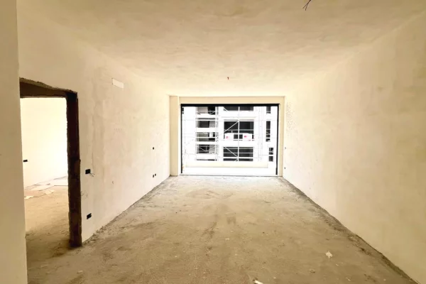 Shtepi ne shitje Apartament ne Tirane, 1+1, Mobilimi Bosh, pa mobiluar, Pagesa 160,000  Euro.