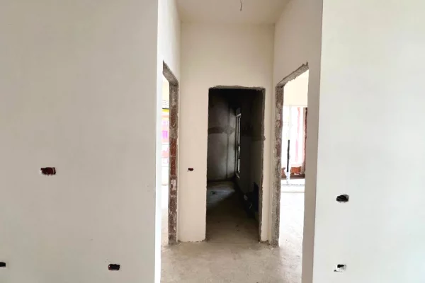 Shtepi ne shitje Apartament ne Tirane, 2+1, Mobilimi Bosh, pa mobiluar, Pagesa 94,500  Euro.