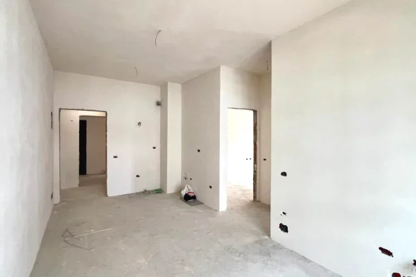 Shtepi ne shitje Apartament ne Tirane, 2+1, Mobilimi Bosh, pa mobiluar, Pagesa 94,500  Euro.