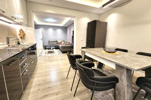 Shtepi me qera Apartament ne Tirane, 2+1, Mobilimi E mobiluar, Pagesa 950  Euro.